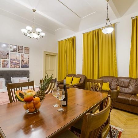 Terrace apartment in Malostranské náměstí Praga Esterno foto