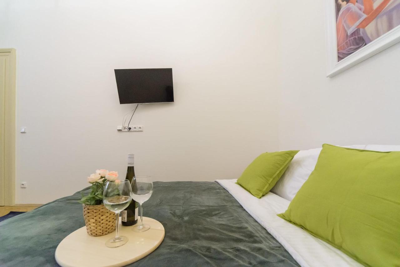 Terrace apartment in Malostranské náměstí Praga Esterno foto